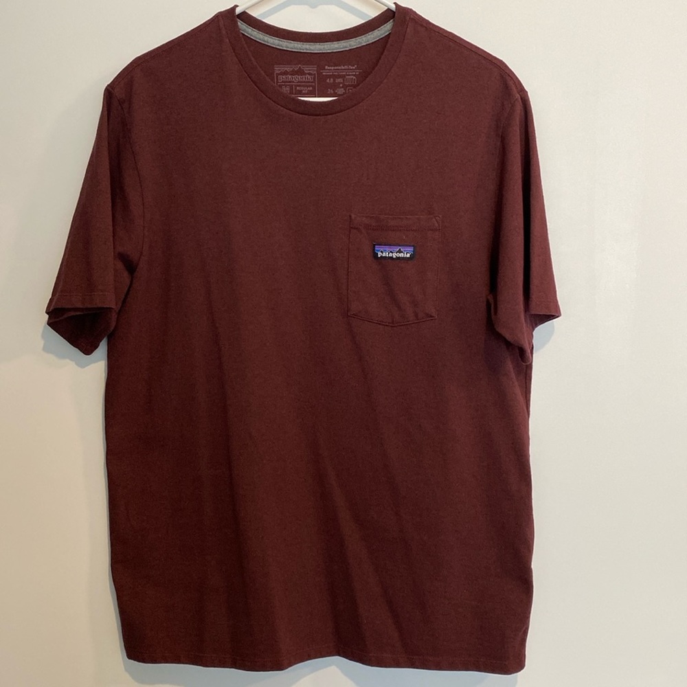 Patagonia M’s P-6 Label Pocket Responsibiliti-Tee. Size: Medium,Color: Dark Ruby
